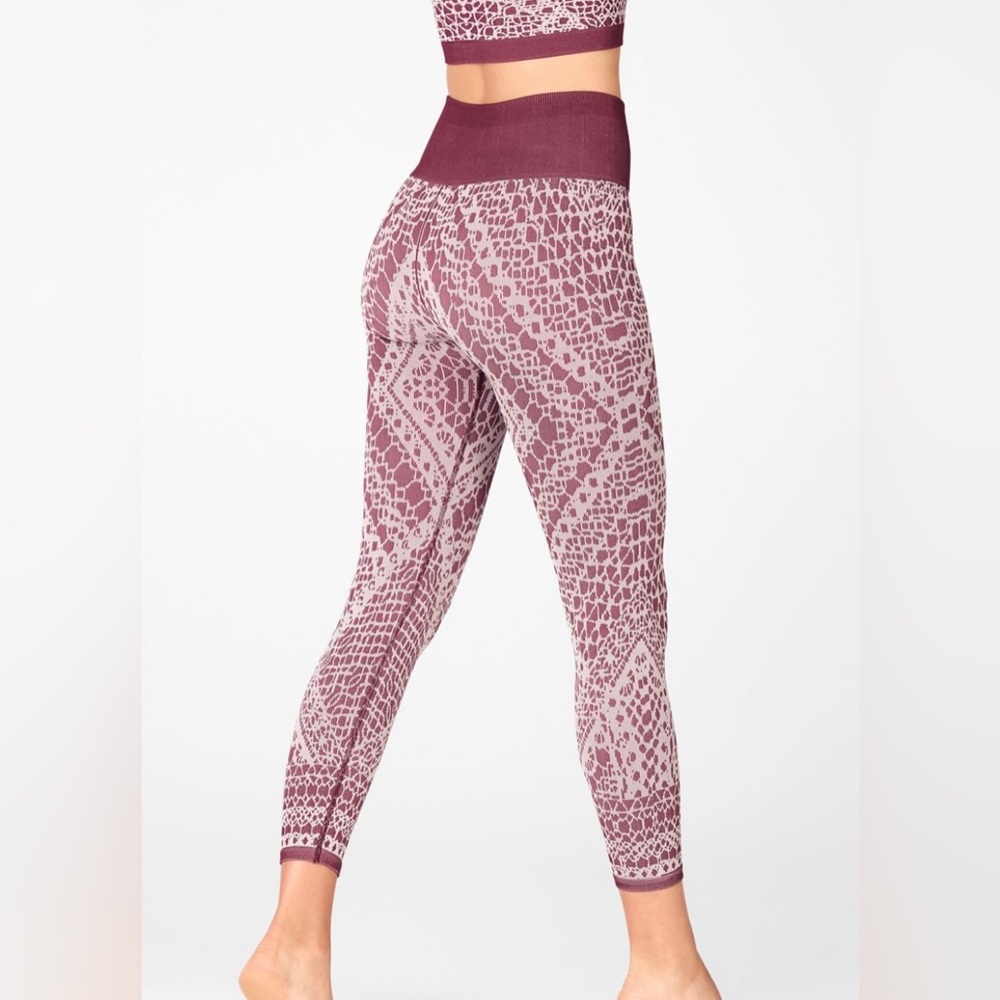 NWT Fabletics Women's High-Waisted Seamless Lace Capri Burgundy/Sand Leggings XL